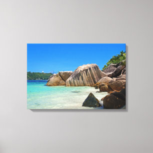 Prachtig tropisch Zee met rotskoverkusten Canvas Afdruk