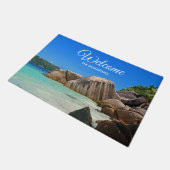 Prachtig tropisch Zee met rotskoverkusten Deurmat (Schuin)