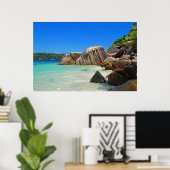 Prachtig tropisch Zee met rotskoverkusten Poster (Thuiskantoor)