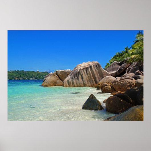 Prachtig tropisch Zee met rotskoverkusten Poster (Voorkant)