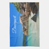 Prachtig tropisch Zee met rotskoverkusten Theedoek (Verticaal)