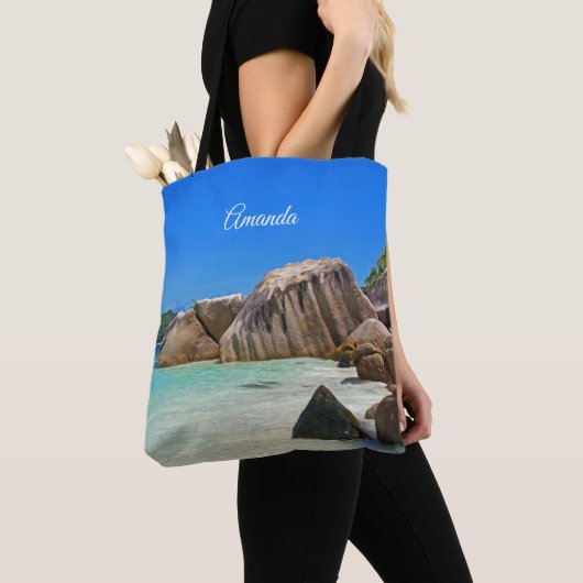 Prachtig tropisch Zee met rotskoverkusten Tote Bag (Dichtbij)