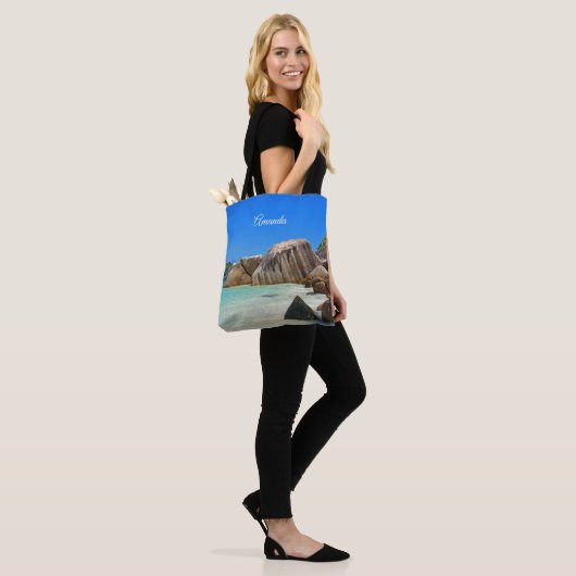 Prachtig tropisch Zee met rotskoverkusten Tote Bag (Op model)