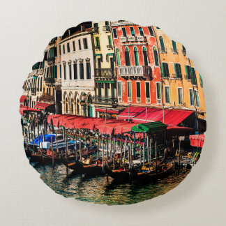 Prachtig uitzicht van de waterstraat en oude gebou rond kussen