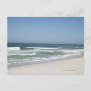 Prachtig uitzicht van het strand tegen heldere hem briefkaart