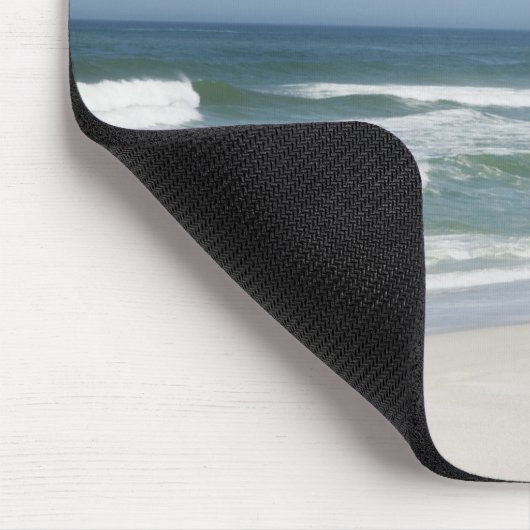 Prachtig uitzicht van het strand tegen heldere hem muismat (Hoek)