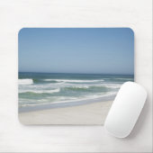 Prachtig uitzicht van het strand tegen heldere hem muismat (Met muis)