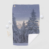 Prachtig winterlandschap als het sneeuwt golfhanddoek (Insitu)