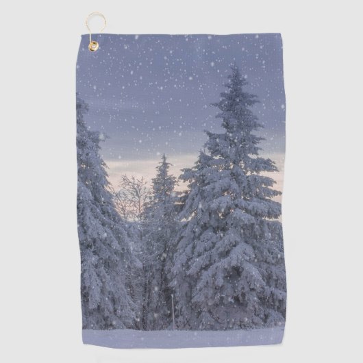 Prachtig winterlandschap als het sneeuwt golfhanddoek (Voorkant)