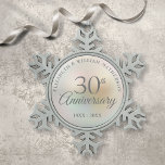 Prachtige 30e Jubileum uit Pearl Tin Sneeuwvlok Ornament<br><div class="desc">Met een mooie parel kan deze liefje van 30 jaar bruiloft gepersonaliseerd worden met je speciale informatie over de parelaar op een parelachtergrond. Ontworpen door: Thisnotme©</div>