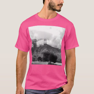 Prachtige bergen versierd met mistige wolken kunst t-shirt