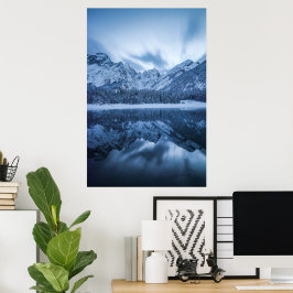 Prachtige bergen weerspiegeld in Fusine meer, Ital Poster