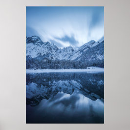 Prachtige bergen weerspiegeld in Fusine meer, Ital Poster