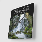 Prachtige bergwatervallen vierkante klok (Hoek)