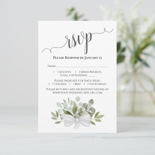 Prachtige bijtende eucalyptus en groene bruiloft RSVP kaartje (Staand voorkant)