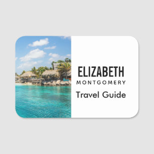 Prachtige Blauwe Tropische Beach met Thatched Huts Naamplaatje