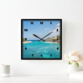 Prachtige Blauwe Tropische Beach met Thatched Huts Vierkante Klok (Huis)