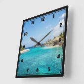 Prachtige Blauwe Tropische Beach met Thatched Huts Vierkante Klok (Hoek)