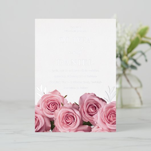 Prachtige Blush Roze Rozen Bruiloft Zilver Folie Uitnodiging (Staand Voorkant)