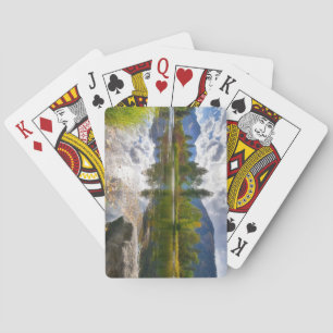 Prachtige buitenste schoorsteen van speelkaarten