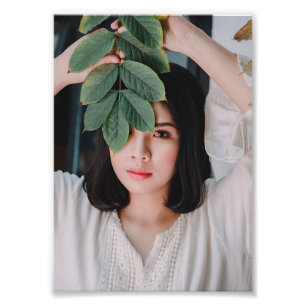 Prachtige Chinese origine Girl Holding Leafs Foto Afdruk