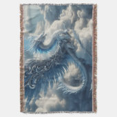 Prachtige draak omringd door wolken deken (Voorkant Verticaal)