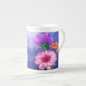 Prachtige drie kleuren-Gerberas - gemanipuleerde k Porselein Kop (Voorkant rechts)