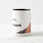 Prachtige Duitse herder in de sneeuw Tweekleurige Koffiemok (Center)