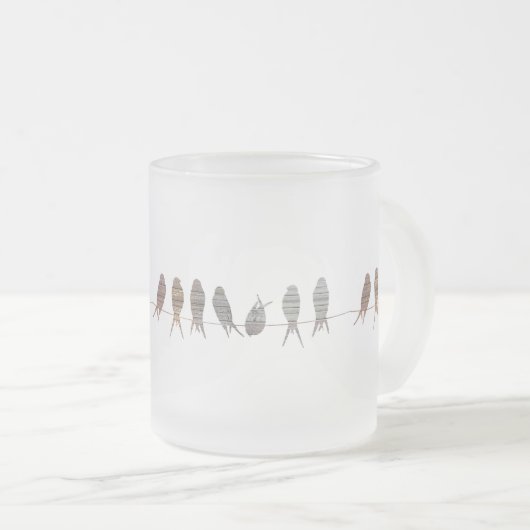 Prachtige eenvoudige moderne vogels op een draad matglas koffiemok (Voorkant rechts)