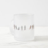 Prachtige eenvoudige moderne vogels op een draad matglas koffiemok (Voorkant links)
