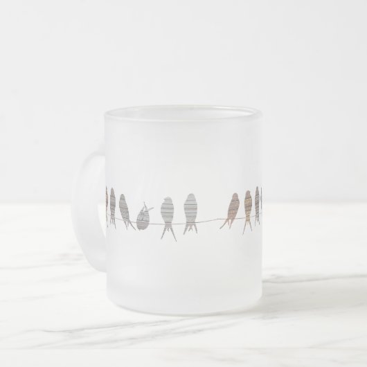 Prachtige eenvoudige moderne vogels op een draad matglas koffiemok (Voorkant links)