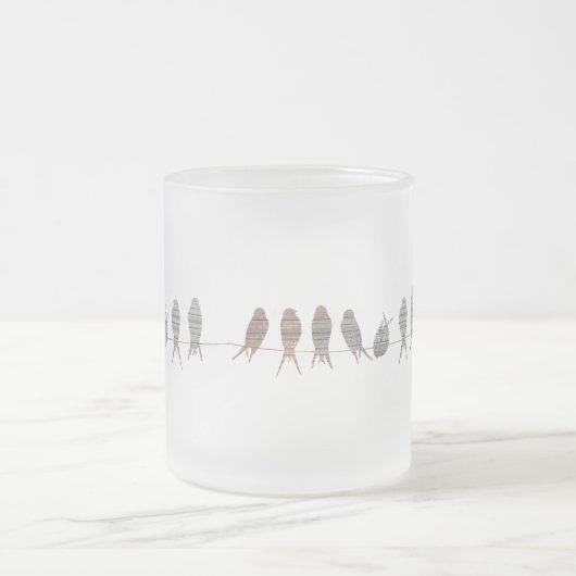 Prachtige eenvoudige moderne vogels op een draad matglas koffiemok (Center)