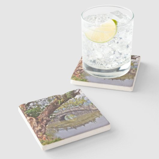 PRACHTIGE GEBOGEN STENEN BRUG WEERSPIEGELD IN DE V STENEN ONDERZETTER (Zijkant)