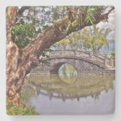 PRACHTIGE GEBOGEN STENEN BRUG WEERSPIEGELD IN DE V STENEN ONDERZETTER (Voorkant)