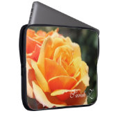 Prachtige gele rozenbloem met naam. laptop sleeve (Voorkant Rechts)