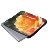 Prachtige gele rozenbloem met naam. laptop sleeve (Voorkant onderkant)