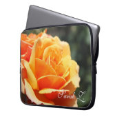 Prachtige gele rozenbloem met naam. laptop sleeve (Voorkant Links)