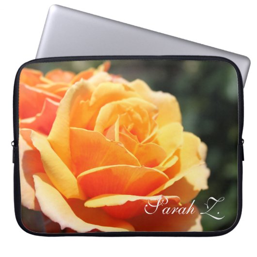 Prachtige gele rozenbloem met naam. laptop sleeve (Voorkant)