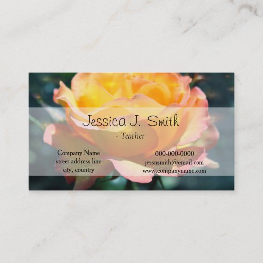 Prachtige gele rozenbloem op groene achtergrond. visitekaartje (Voorkant)