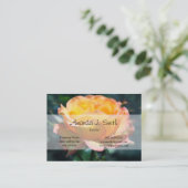 Prachtige gele rozenbloem op groene achtergrond. visitekaartje (Staand voorkant)