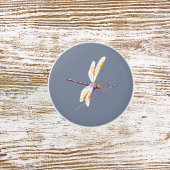 Prachtige Golden Dragonfly op Branch Against Grey Keramische Knop