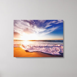 Prachtige golven op een zandstrand en zonsondergan canvas afdruk