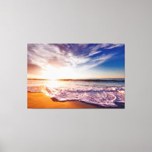 Prachtige golven op een zandstrand en zonsondergan canvas afdruk