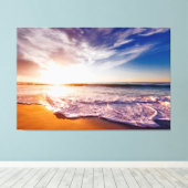 Prachtige golven op een zandstrand en zonsondergan canvas afdruk (Insitu (Houten vloer))