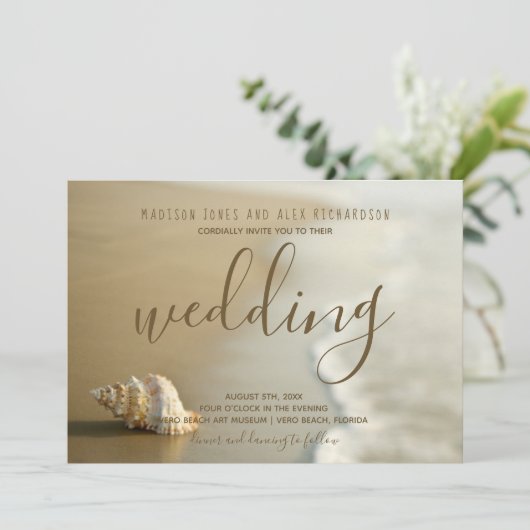 Prachtige gouden schelp strand trouw uitnodiging (Staand voorkant)