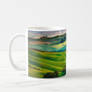 Prachtige groenen in het landschap met lichte pa koffiemok