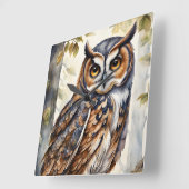 Prachtige houten uil op boomtak bladeren vierkante klok (Hoek)