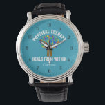 Prachtige Inspirerend verwerkingsofferte Horloge<br><div class="desc">Fysieke therapie hoort thuis in horloge. Een schattige fysiotherapeut citeert een geschenk met een mooie boom met regenboogbladeren en het helpen van de handen als de boomledematen die hen optillen. Motivatie en mooi horloge voor een PT.</div>
