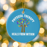 Prachtige Inspirerend verwerkingsofferte Keramisch Ornament<br><div class="desc">Fysieke behandeling wordt van binnenuit genezen. Een schattige fysiotherapeut citeert een geschenk met een mooie boom met regenboogbladeren en het helpen van de handen als de boomledematen die hen optillen. Motivatie en mooi cadeau voor een PT.</div>