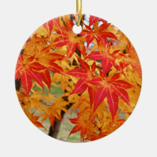 prachtige japanse esdoornboom in herfst keramisch ornament